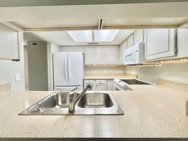 Building Photo - 8805 Lateen Ln