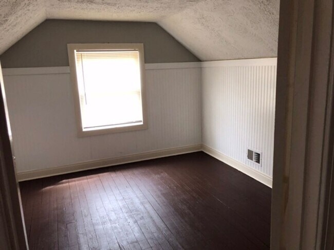 Building Photo - Nice 3 bedroom one bath in the southend