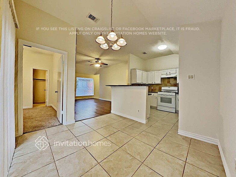 Building Photo - 9167 Golden Sunshine Dr