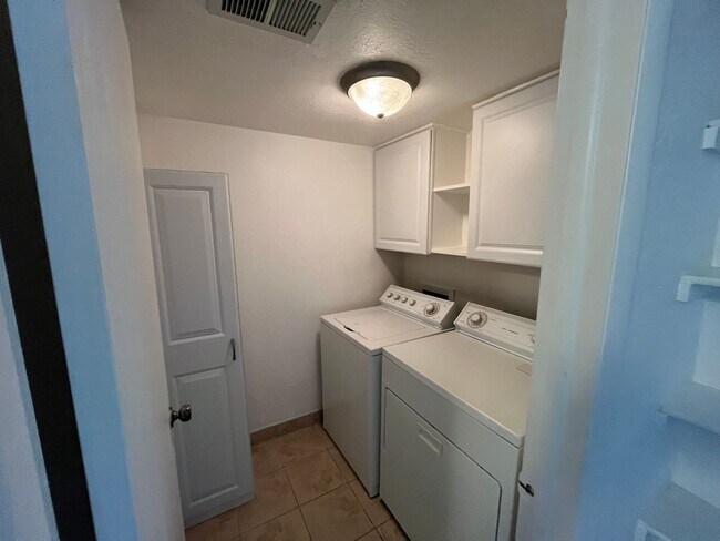 Building Photo - Bright 2 Bed 2 Bath Condo in great location!