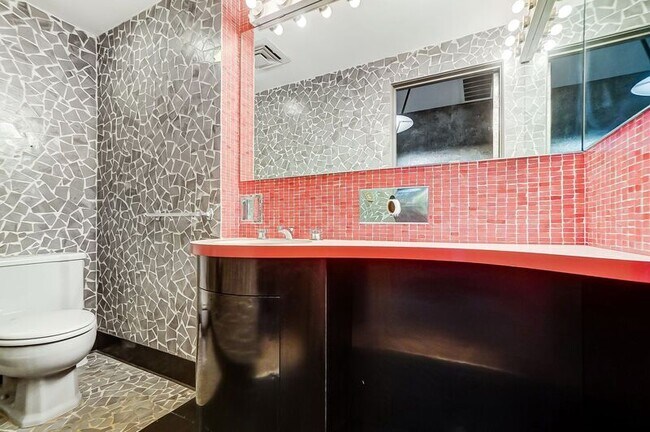 Building Photo - 2881 Observatory Ave