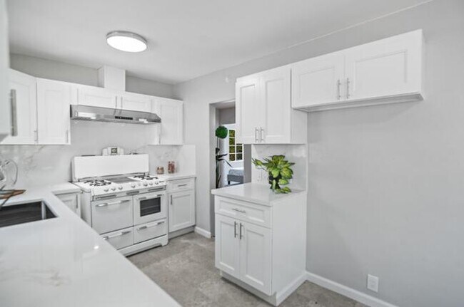 Building Photo - 1460 Latham St