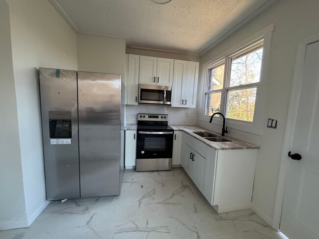 Building Photo - 3 Bedroom. Fully remodeled,  Close to I-77 and downtown Statesville.