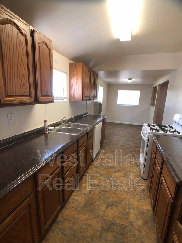 Building Photo - 441 Hazelton St