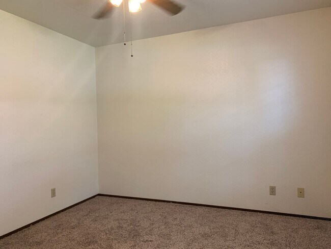 Building Photo - Make this your new home!