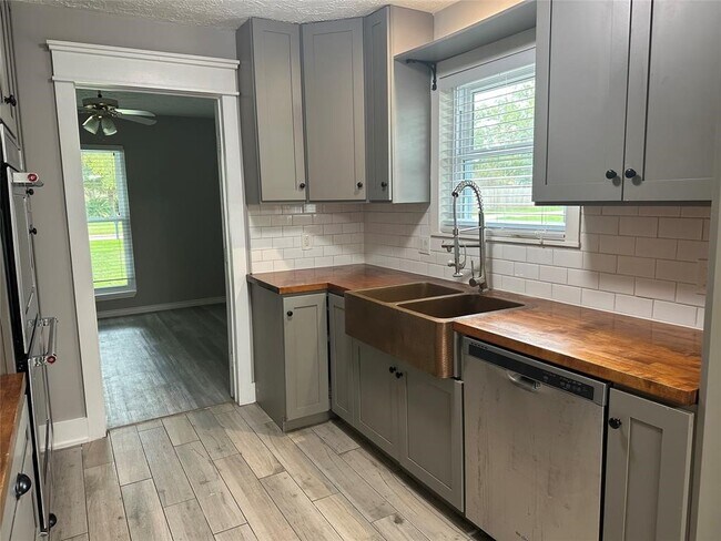 Building Photo - 228 Oak Manor Dr