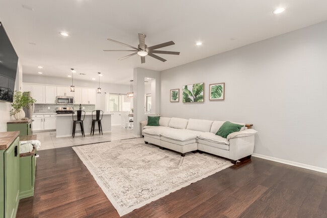 Building Photo - 1562 W Alder Rd