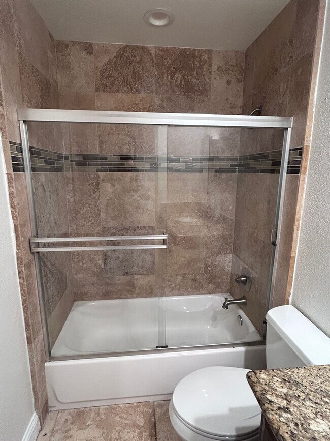 Building Photo - Now Available! 3 Bedroom Home in North West Visalia!