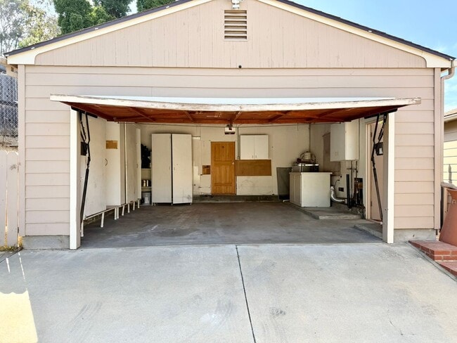 Building Photo - Country Charmer w/ Views Galore!