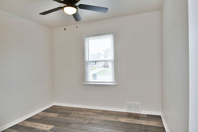 Building Photo - House for RENT in Girard!