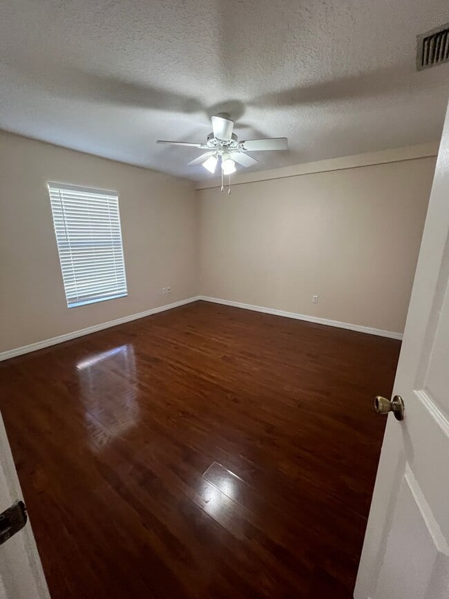 Building Photo - Welcome to Your New Home in Serene Wedgefield, FL