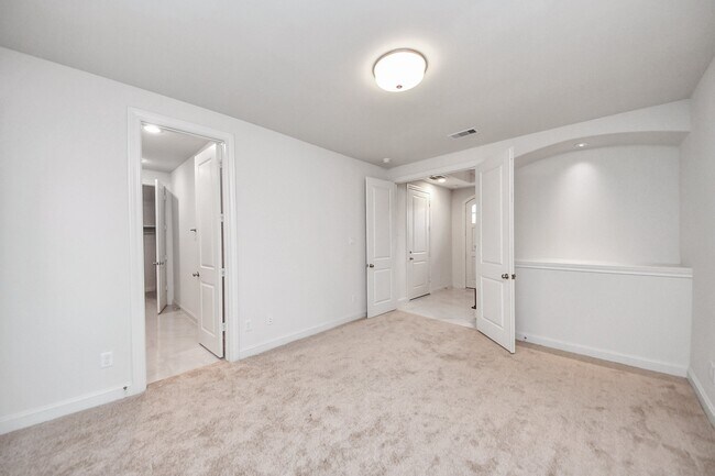 Building Photo - 8926 Lakeshore Bend Dr