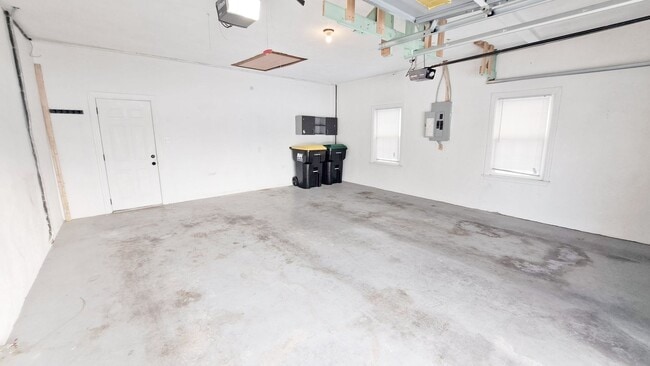 Building Photo - 3 Bed / 1-1/2 Bath Single Family Home w/2-car garage