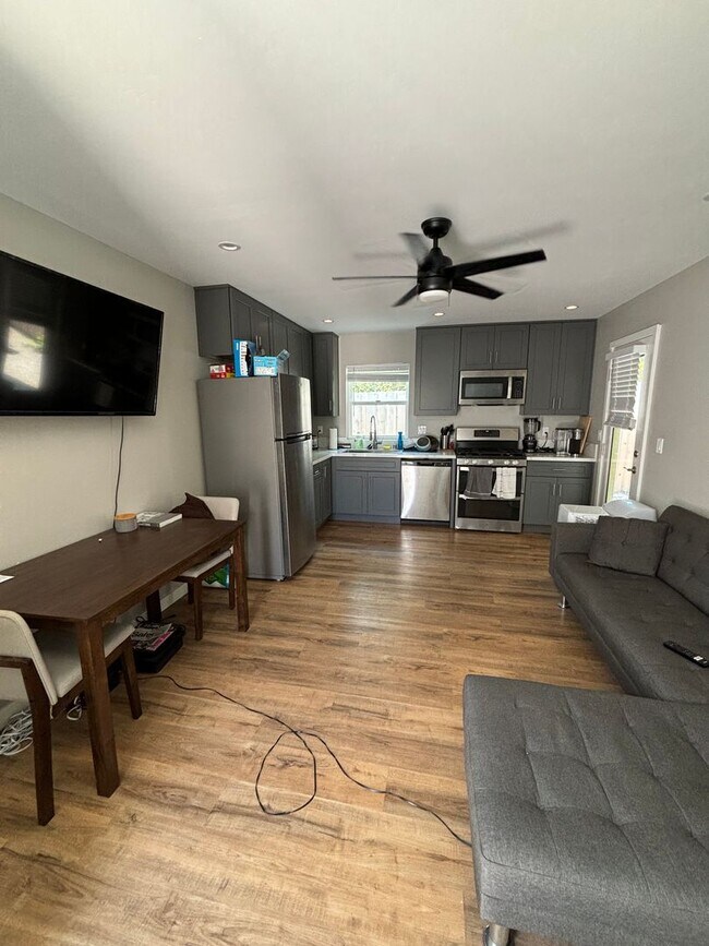 Building Photo - 4 suites in 1