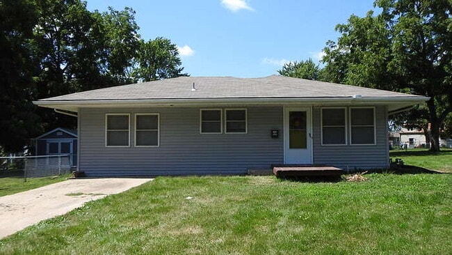 Building Photo - 4 bed 2 bath for Rent in Roeland Park, KS