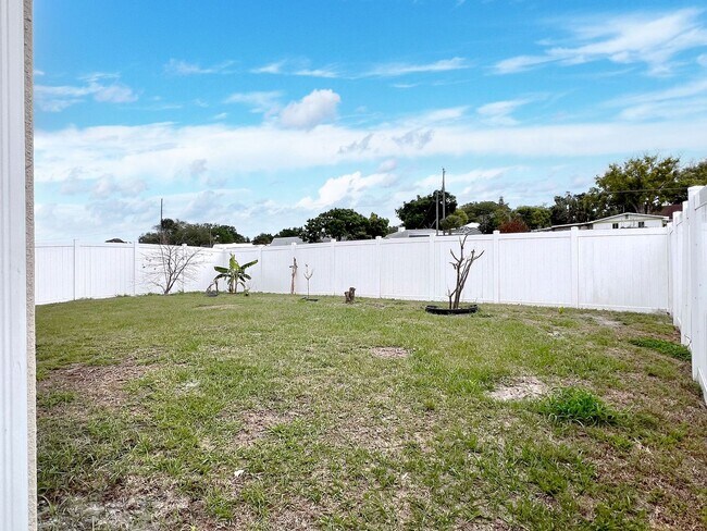 Building Photo - Four-Bedroom Home Near Lake Hartridge