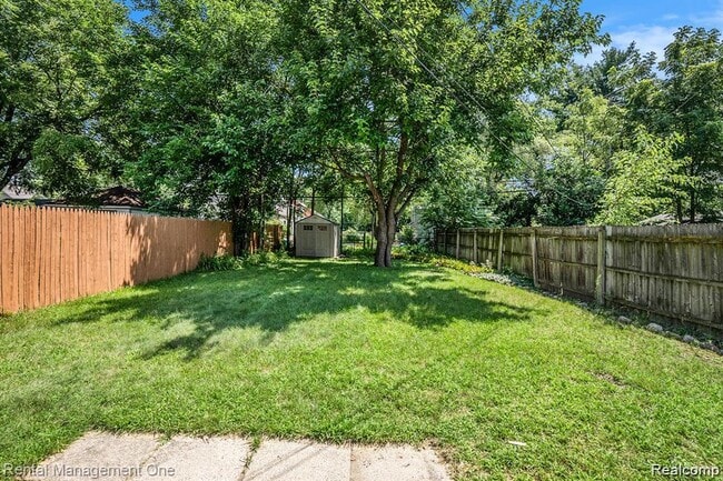 Building Photo - 838 Pinecrest Dr