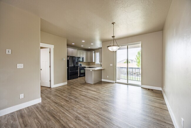 Building Photo - 972 S High Ridge Dr