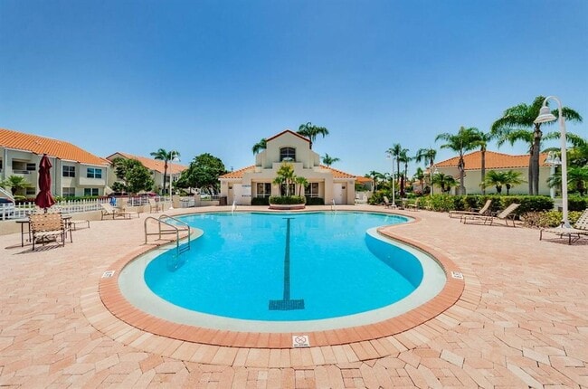 Building Photo - 6141 Bahia Del Mar Blvd S