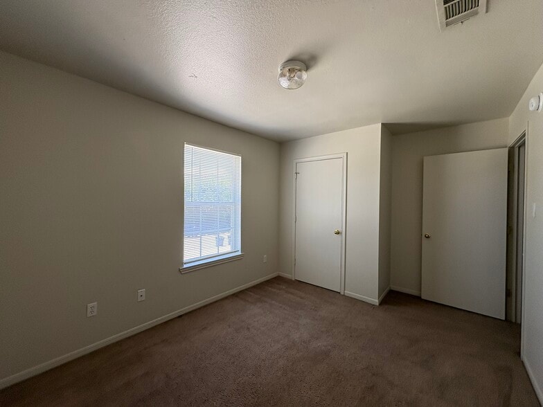 Building Photo - 330 S 40th St