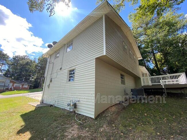 Building Photo - 540 20th Ct NE