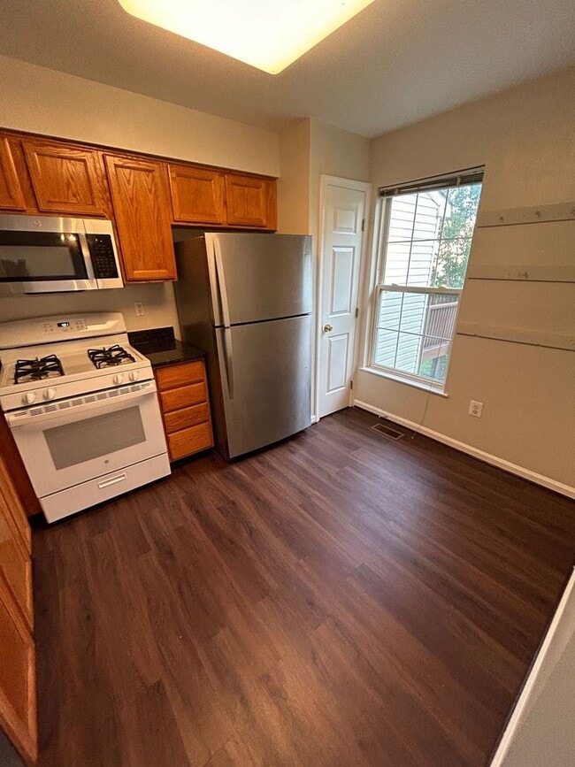Building Photo - Coming Soon! 3 BED + 3 Bath - Brick front ...