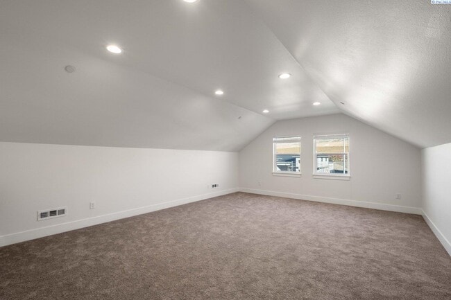 Building Photo - Generational suite w/separate entrance!