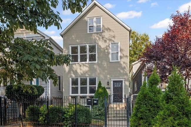 Primary Photo - 2032 N Whipple St