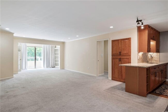 Building Photo - 25309 Plantation Dr NE