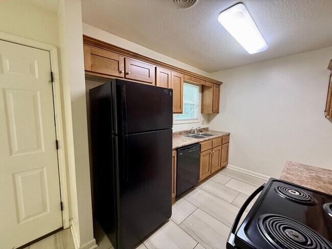 Building Photo - 2310 Fairfield Dr