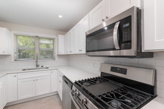 Building Photo - 257 Broad Dr SW