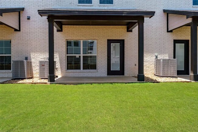 Building Photo - 1540 W Long