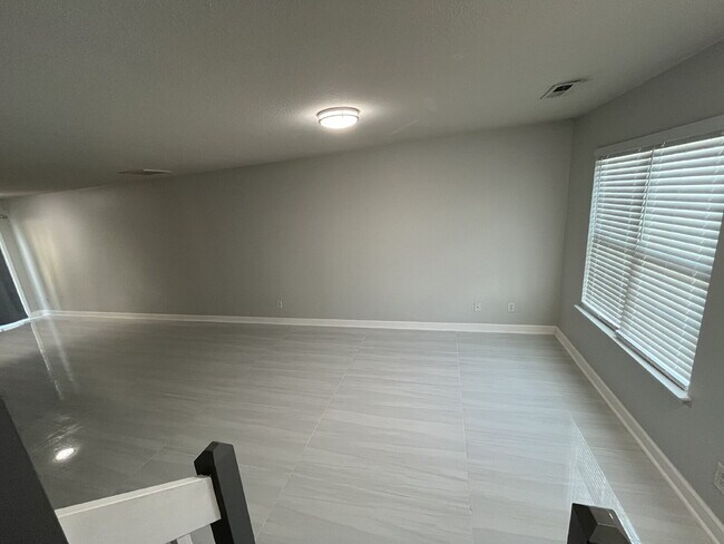 Building Photo - "Chic & Cozy: Modern 2-Bed Townhouse with Marble Accents in Greensboro!"