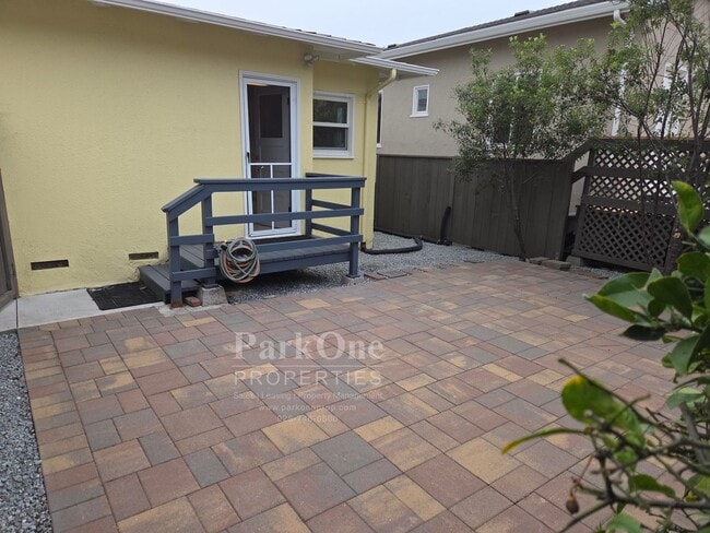 Building Photo - Super Cute 2 bedroom House in the heart of...