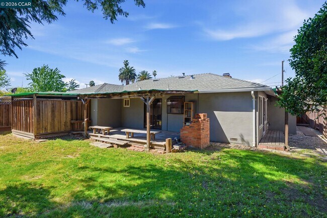 Building Photo - 1930 Sunshine Dr