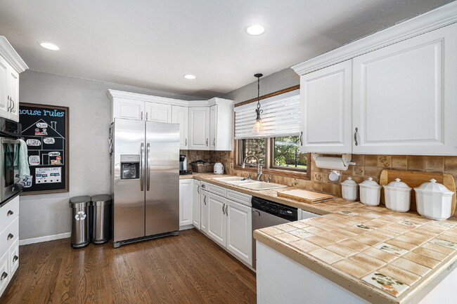 Building Photo - "Spacious 4-Bedroom Retreat with 3.5 Baths...