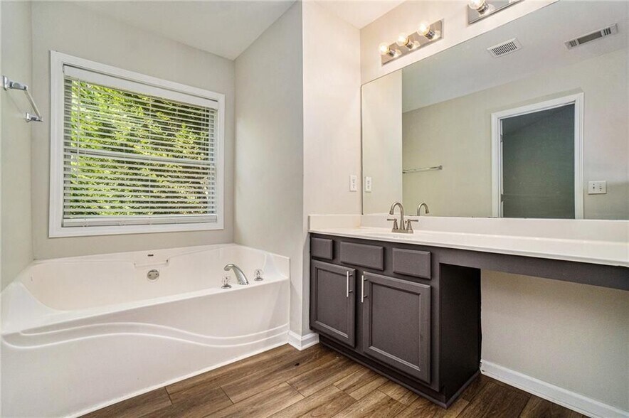 Building Photo - 3755 Uppark Dr