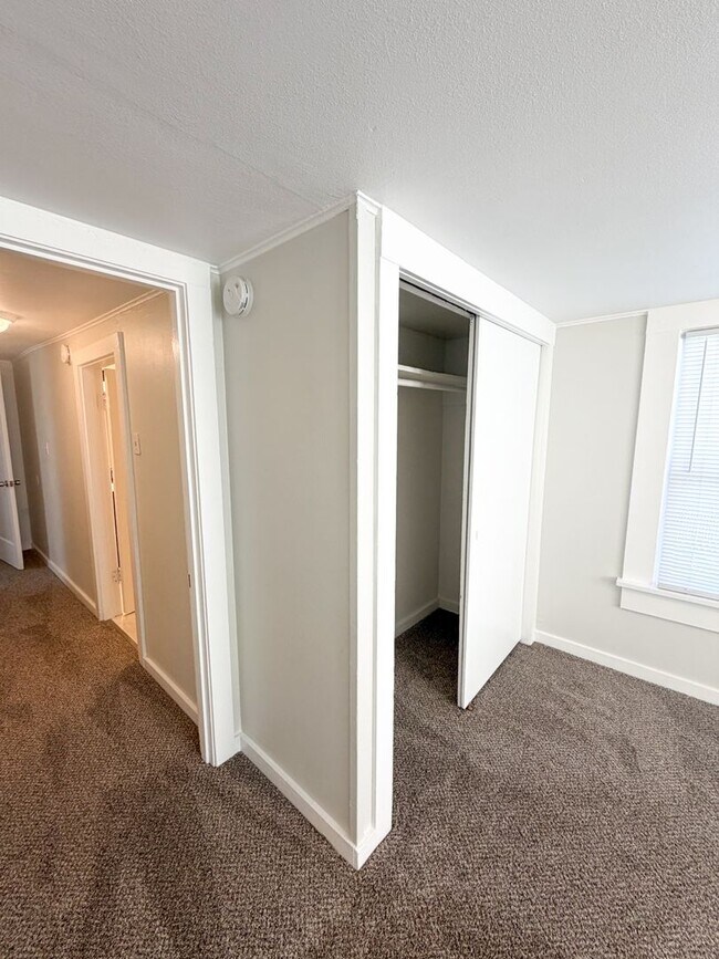 Building Photo - 2 BED, 1 BATH HOUSE