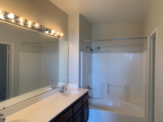 Building Photo - 4BR/2.5BA Townhouse with a view