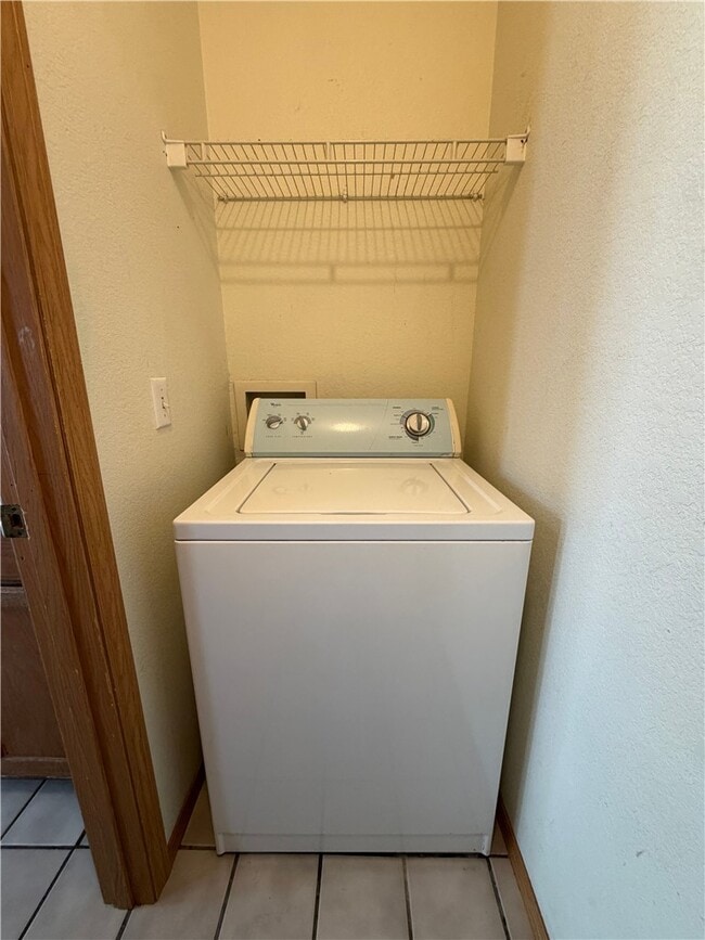 Building Photo - 607 N Main St