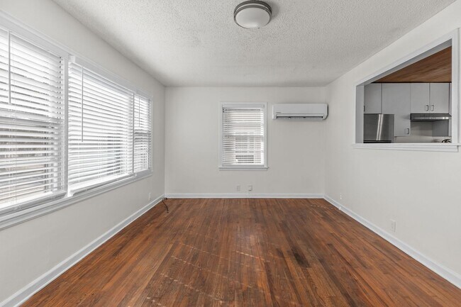 Building Photo - 801 E Mobile St