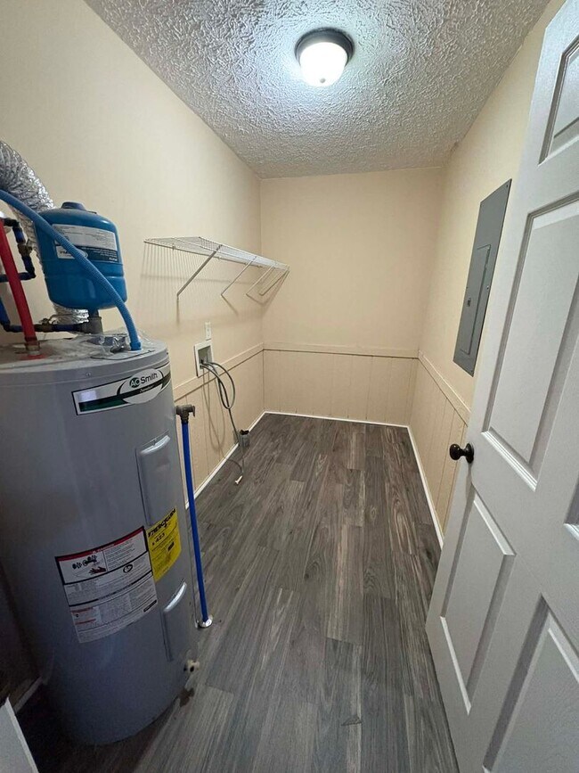 Building Photo - 527 A - D