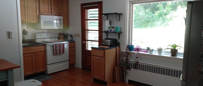 Building Photo - 98 Mearns Ave