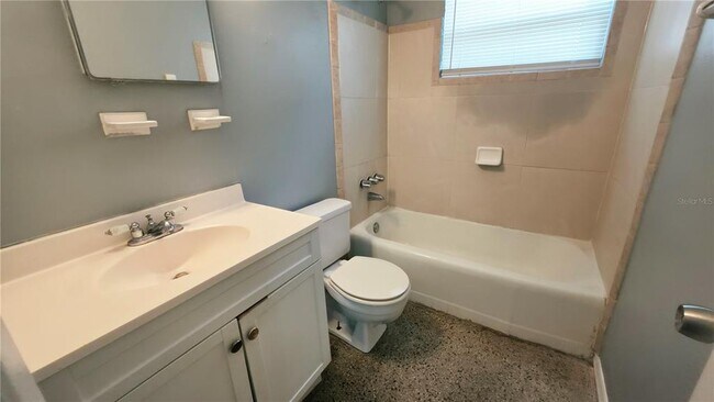 Building Photo - 4615 EDGEWATER Dr