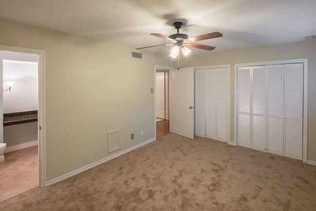 Building Photo - Condo Available for Rent!