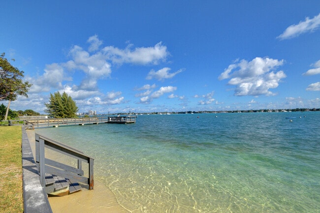 Building Photo - 5600 N Flagler Dr