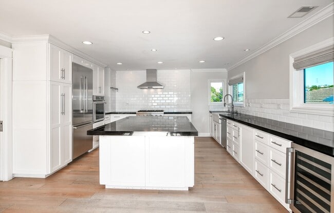 Building Photo - 7 Sandbar Dr