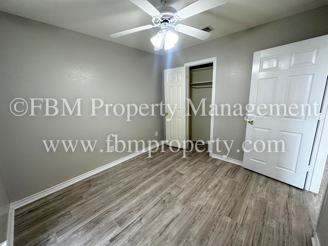 Building Photo - 801 Oak Dr