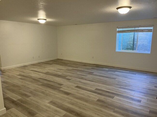 Building Photo - 550 W Pkwy Dr