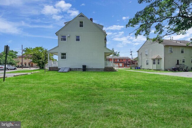 Building Photo - 121 E Browning Rd